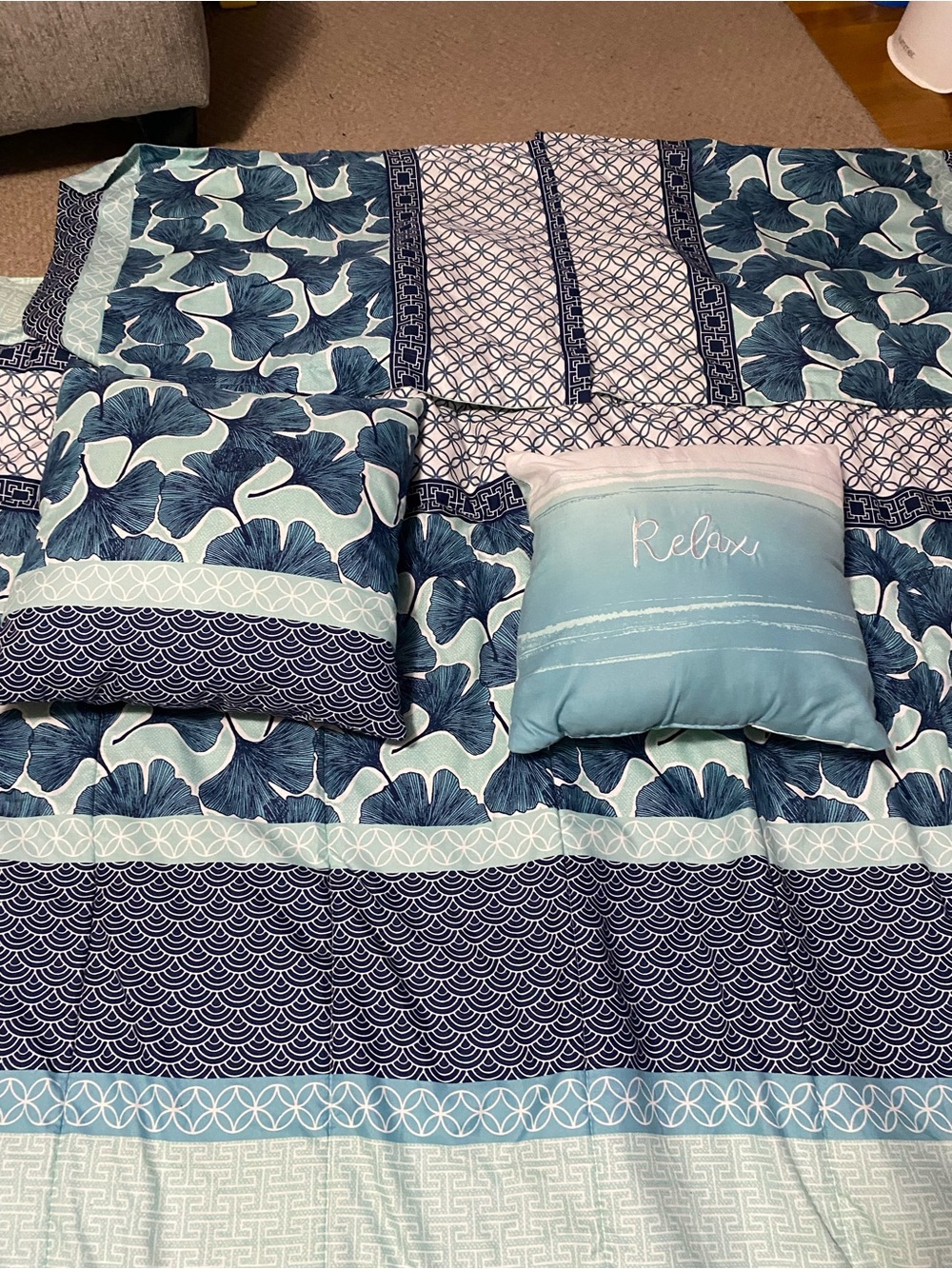 Blue Floral Pattern queen comforter w/ 2 matching shams & 2 match decor pillows - Picture 4 of 15